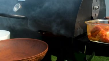 Et ve sebzeler ızgarada kızartılır. Seçici odaklanma. yiyecek.