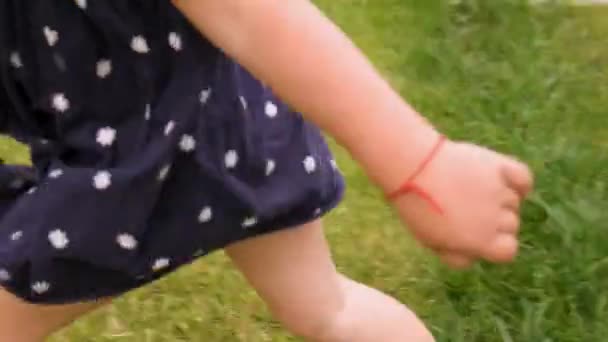 一个孩子在草地上奔跑 有选择的重点 — 图库视频影像