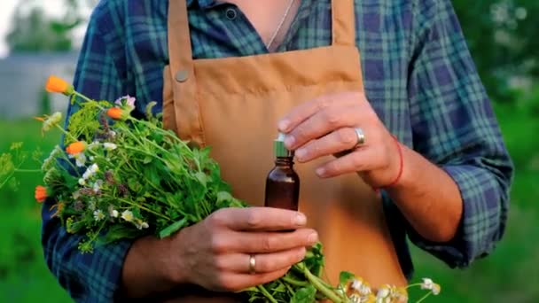 手里拿着草药提取物的人 有选择的重点 — 图库视频影像