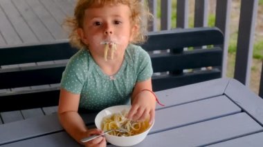 Çocuk makarna yiyor. Seçici odaklı çocuk