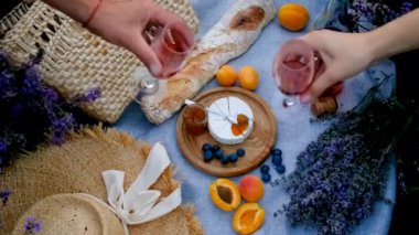 Lavanta tarlasında şarap eşliğinde piknik. Seçici odaklanma. Doğa.