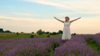 Lavanta tarlasında bir kadın. Seçici odaklanma. insanlar.