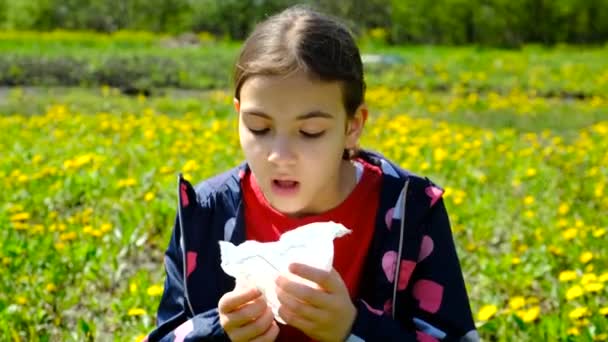 Enfant Est Allergique Aux Fleurs Concentration Sélective Enfant — Video