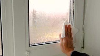 Camdaki buğuyu sil. Seçici odaklanma. Doğa.