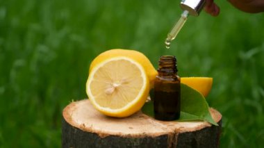 Limon yağı şişede. Seçici odaklanma. Spa.