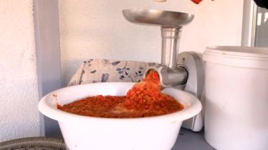 Elektrikli et öğütücüsünde öğütülmüş kırmızı biber. Seçici odaklanma.. yemek.