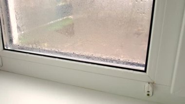 Camdaki buğuyu sil. Seçici odaklanma. Doğa.