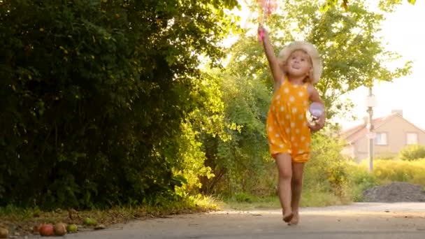 Een Kind Vangt Een Vlinder Het Park Selectieve Focus Aard — Stockvideo
