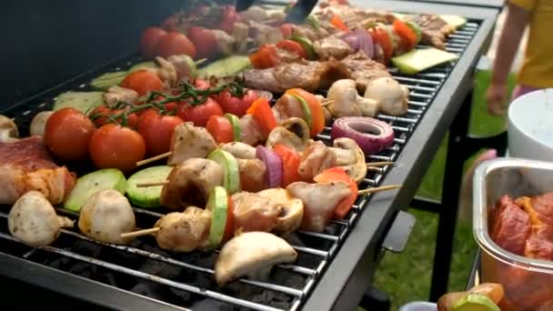 Mięso Warzywa Smażone Grillu Wybiórcze Skupienie Żywność — Wideo stockowe