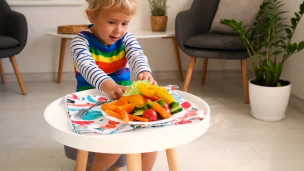 Barnet Äter Grönsaker Vid Bordet Selektivt Fokus Livsmedel — Stockvideo