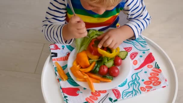 Дитина Їсть Овочі Столом Вибірковий Фокус Їжа — стокове відео