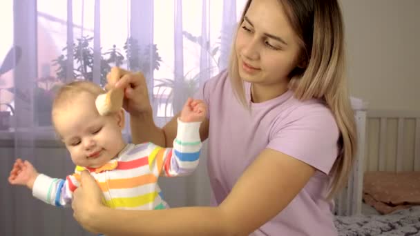 Mamma Pettina Bambino Concentrazione Selettiva Bambino — Video Stock