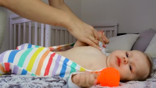 Μητέρα Ντύνει Μωράκι Επιλεκτική Εστίαση Μικρέ — Αρχείο Βίντεο