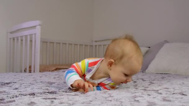 Dziecko Leży Łóżku Wybiórcze Skupienie Dziecko — Wideo stockowe