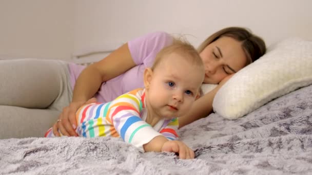 母親は小さな赤ん坊を眠っている 選択的な焦点 キッド キッド — ストック動画