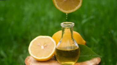 Limon yağı şişede. Seçici odaklanma. Spa.