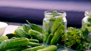 Kavanozda salatalıkların korunması. Seçici odaklanma. yiyecek.