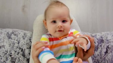 Anne küçük bebeği oynuyor. Seçici odaklanma. çocuk.