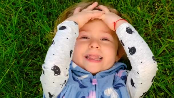 Dziecko Bawi Się Parku Trawie Wybiórcze Skupienie Dziecko — Wideo stockowe
