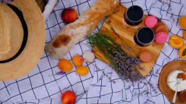 Lavanta tarlasında şarap eşliğinde piknik. Seçici odaklanma. Doğa.