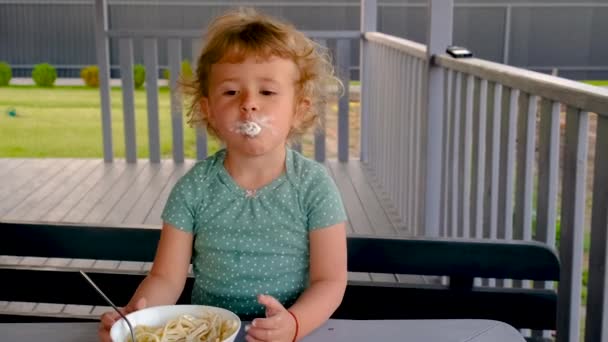 子供はパスタを食べる 選択的なフォーカス キッド — ストック動画