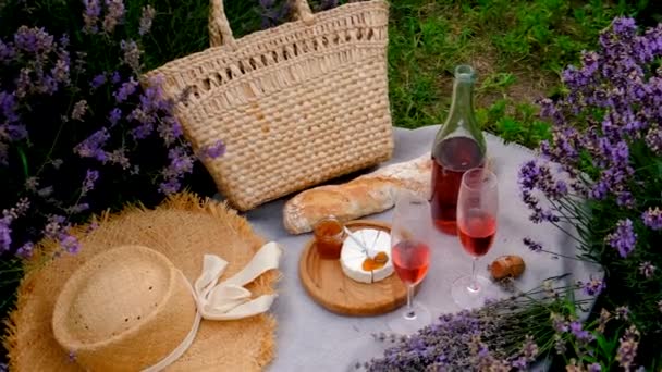 ワインとラベンダー畑でピクニック 選択的な焦点 自然界について — ストック動画