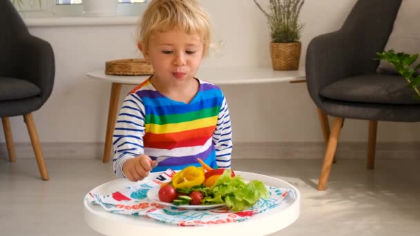 Ребенок Ест Овощи Столом Выборочный Фокус Еда — стоковое видео