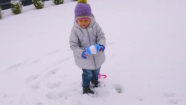 Dziecko Bawi Się Śniegiem Wybiórcze Skupienie Dziecko — Wideo stockowe