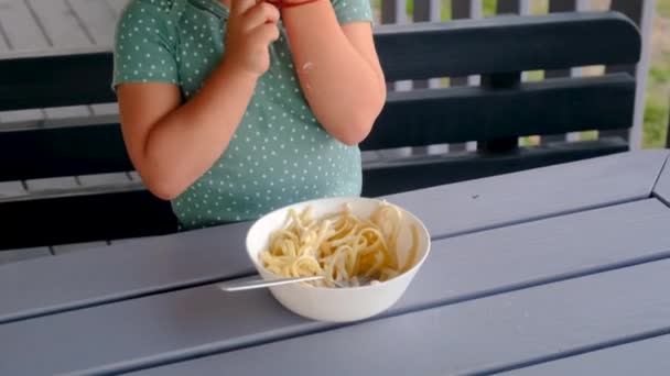 小孩吃意大利面 有选择的重点儿童 — 图库视频影像