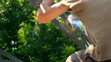 Adam elektrikli kaynak metali. Seçici odaklanma. insanlar.