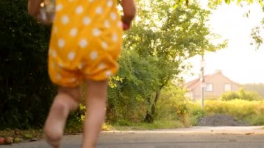 Bir çocuk parkta bir kelebek yakalar. Seçici odaklanma. Doğa.