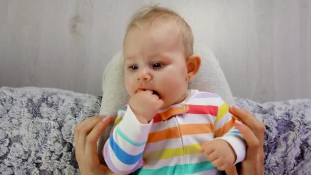 Moeder Speelt Kleine Baby Selectieve Focus Jongen — Stockvideo