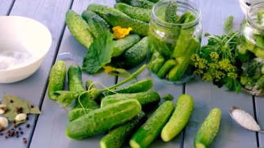 Kavanozda salatalıkların korunması. Seçici odaklanma. yiyecek.