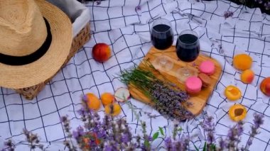 Lavanta tarlasında şarap eşliğinde piknik. Seçici odaklanma. Doğa.