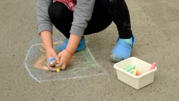 Ένα Παιδί Ζωγραφίζει Κιμωλία Στην Άσφαλτο Επιλεκτική Εστίαση Μικρέ — Αρχείο Βίντεο
