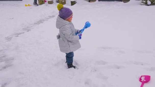 Kind Spielt Mit Schnee Selektiver Fokus Kind — Stockvideo