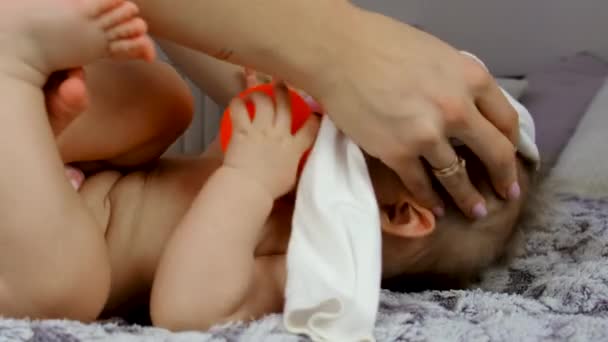 Mãe Veste Bebezinho Foco Seletivo Miúdo — Vídeo de Stock
