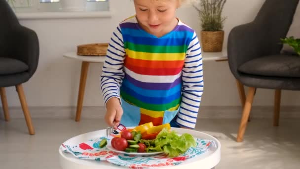 Barnet Äter Grönsaker Vid Bordet Selektivt Fokus Livsmedel — Stockvideo