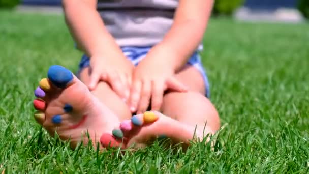 Dziecięce Nóżki Malowane Trawie Wybiórcze Skupienie Dziecko — Wideo stockowe