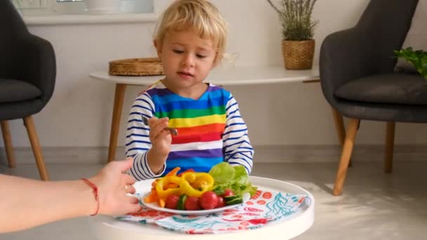 那孩子在饭桌上吃蔬菜 有选择的重点 — 图库视频影像
