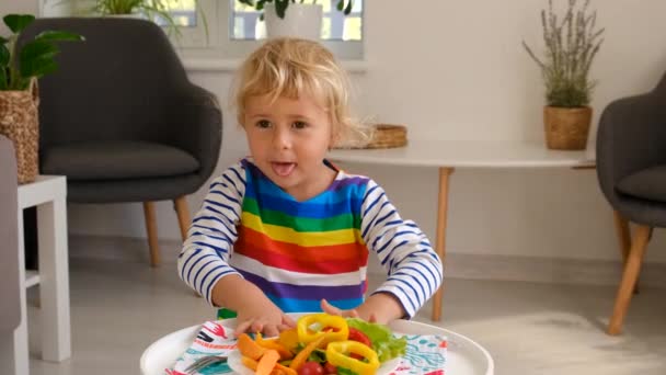 Dítě Zeleninu Stolu Selektivní Soustředění Jídlo — Stock video