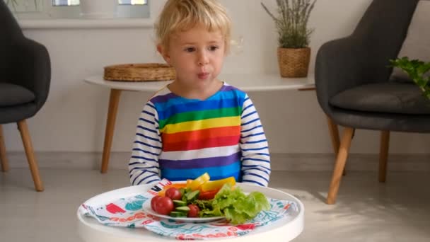 Dítě Zeleninu Stolu Selektivní Soustředění Jídlo — Stock video