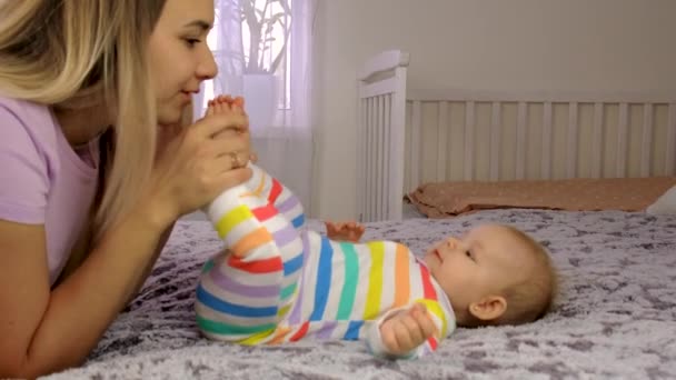 Mãe Faz Bebé Foco Seletivo Miúdo — Vídeo de Stock