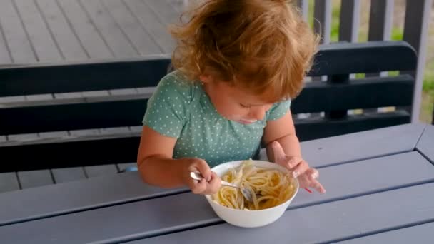 Copilul Mănâncă Paste Copilul Focalizat Selectiv — Videoclip de stoc