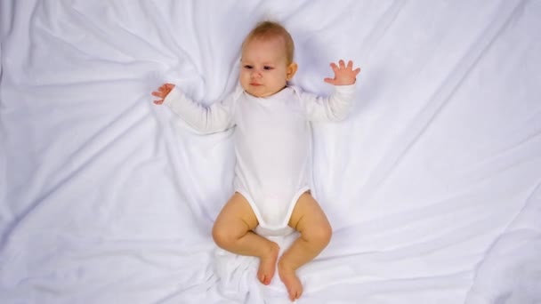 Bebé Está Deitado Cama Foco Seletivo Miúdo — Vídeo de Stock