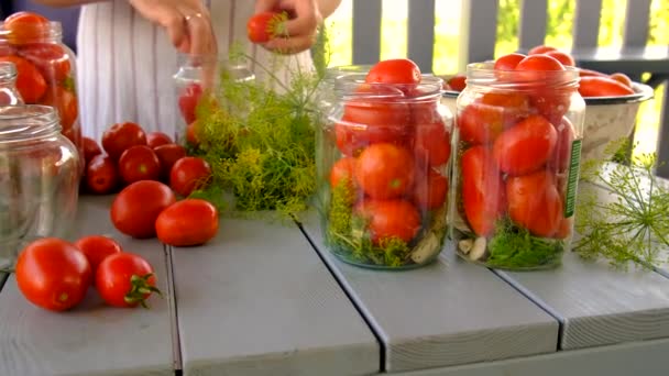 在罐子里保存西红柿 有选择的重点 — 图库视频影像