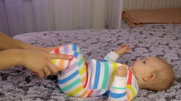 Мати Розігріває Маленьку Дитину Вибірковий Фокус Дитина — стокове відео