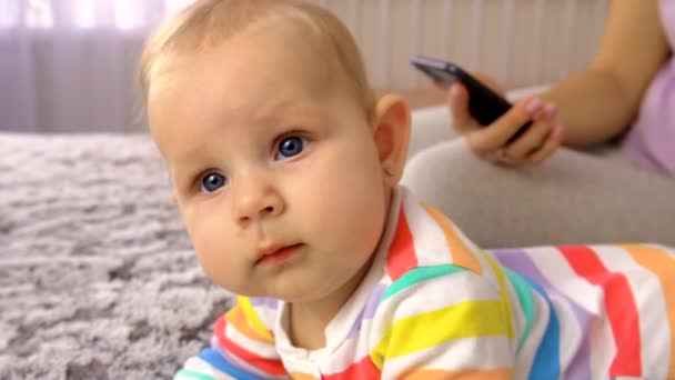 Mamma Med Telefon Och Liten Bebis Selektivt Fokus Unge — Stockvideo