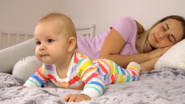Mãe Dorme Bebé Foco Seletivo Miúdo — Vídeo de Stock