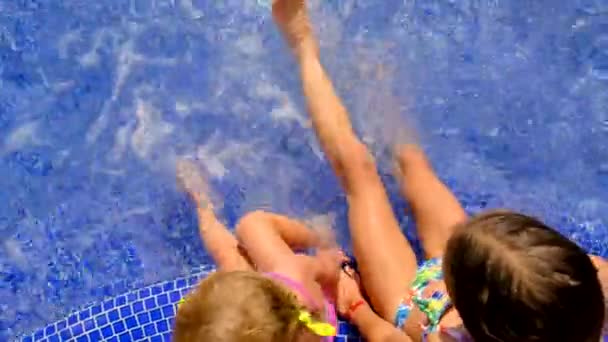 Çocuklar Havuzda Yüzer Seçici Odaklanma Insanlar — Stok video